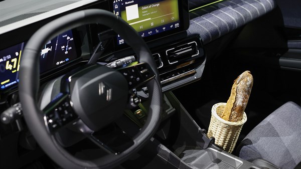 wicker baguette bread holder - Renault 5 E-Tech electric