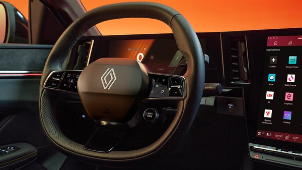 vadības elementi izvietoti ap stūri - Renault Megane E-Tech electric