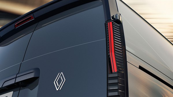 new Renault Trafic Van E-Tech electric - 3D-sculpted rear light signature