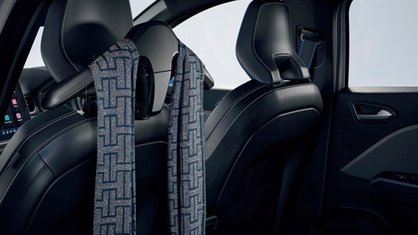 Renault Symbioz full hybrid E-Tech - pédaliers sport + seuils de porte éclairés Renault