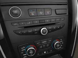 
1. 3D RADIOSOUND BY ARKAMYS®

Radiouztvērējs un kompaktdisku atskaņotājs 3D sound by arkamys® piedāvā moderno tehnoloģiju sniegtās ērtības: Bluetooth® savienojumu, dubultu radioantenu, uz stūres novietotus vadības taustiņus un trīsdimensiju skaņu ar 8 skaļruņiem.