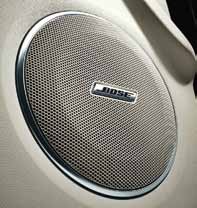 
2. BOSE® SKAŅAS SISTĒMA

Renault Latitude pasažieru nodrošināšanai ar kvalitatīvu skaņu Renault un Bose® dizaineri ir saliedējuši spēkus, lai izveidotu īpaši automašīnas salonam piemērotu skaņas sistēmu. Tā sastāv no 10 lieljaudas Bose® skaļruņiem, kas ir savienoti ar 6 skaņas kanālu digitālo pastiprinātāju. Tas ļauj Bose® skaņas sistēmai radīt skatuves skanējumam atbilstošu panorāmas skaņu, kas ir bagātīga un precīza un sasniedz jebkuru vietu salonā.