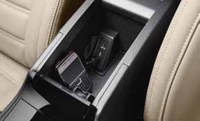 
3. CITUIERĪČUPIEVIENOŠANA AR PLUG& MUSIC

Pievienojiet savas pārnēsājamās audioierīces USB un iPod kontaktligzdai un vadiet tās ar taustiņiem, kas novietoti pie stūres.