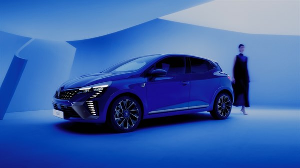 Renault Clio full hybrid E-Tech - колесные диски la flèche и гравированные логотипы