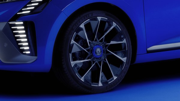 Renault Clio full hybrid E-Tech - F1 серого матового цвета
