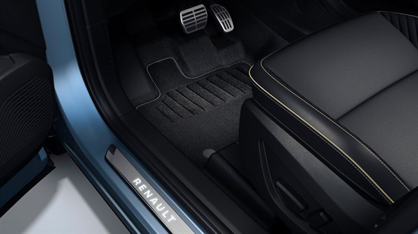 Renault Symbioz full hybrid E-Tech - Renault sports pedal and illuminated door sills