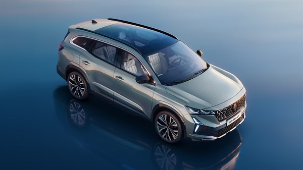 sleek new design - Renault Espace full hybrid E-Tech
