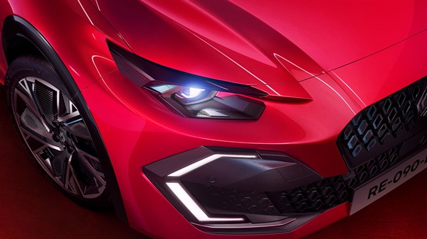 unique half-diamond lighting signature - Renault RB3B1 E-Tech