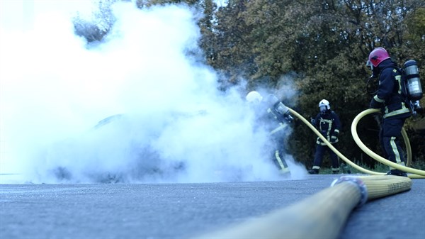 тушение горящего автомобиля - Safety by Renault